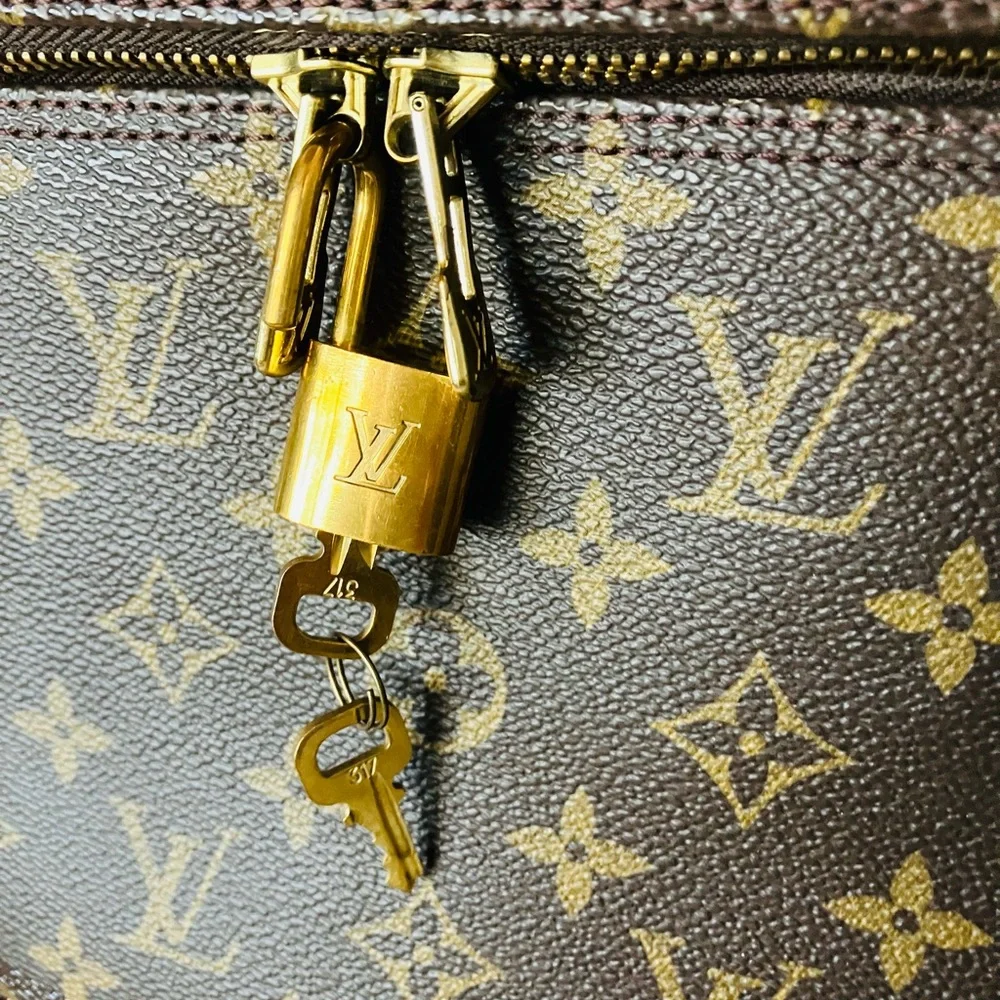 Louis Vuitton Monogram Brown Vanity Case with Gold Chain Strap - Picture 14 of 16